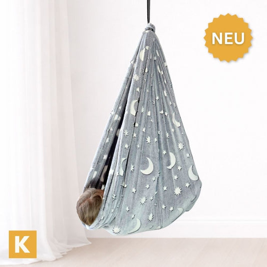 Glow Therapieschaukel Grey Star hängend in Grau mit Sternen- und Mondmuster für Kinder