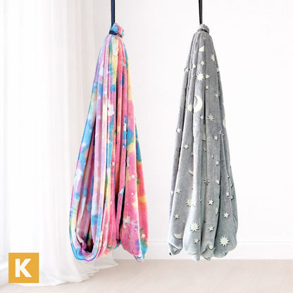 Glow Therapieschaukel Grey Star in Grau mit Sternen- und Mondmuster und Pink Horse mit Sternen- und Einhornmuster für Kinder