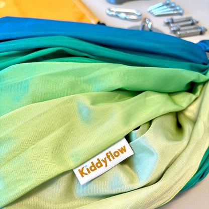 Detailaufnahme der doppellagigen Kiddyflow Flow Therapieschaukel 2.0 im Youth-Bean-Green-Design mit sichtbarem Kiddyflow-Label und Stoffstruktur.