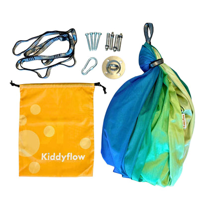 Kiddyflow Flow Therapieschaukel 2.0 in doppellagigem Youth-Bean-Green Design mit komplettem Lieferumfang: Befestigungsset, Karabiner, Verlängerungsgurt und gelbem Kiddyflow-Beutel.