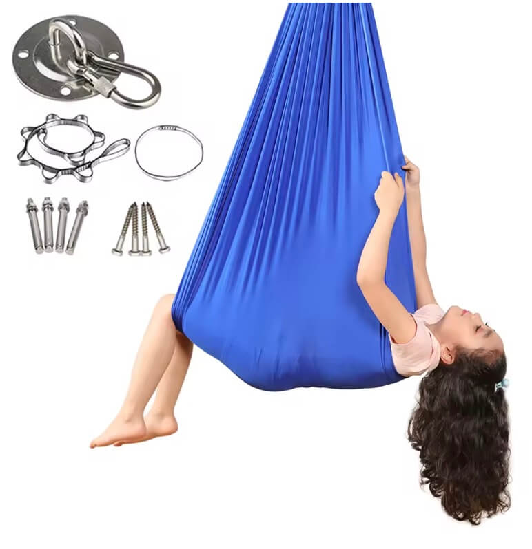 Kind liegt in einer blauen Therapieschaukel, daneben sind Befestigungszubehör wie Deckenhalterung, Karabiner und Schrauben abgebildet.