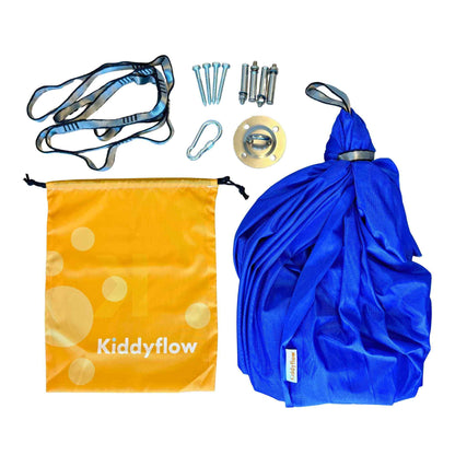 Blaue Kiddyflow Therapieschaukel mit komplettem Lieferumfang: Befestigungsset, Karabiner, Verlängerungsgurt und gelbem Kiddyflow-Aufbewahrungsbeutel.