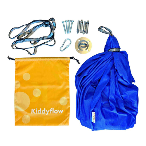 Blaue Kiddyflow Therapieschaukel mit komplettem Lieferumfang: Befestigungsset, Karabiner, Verlängerungsgurt und gelbem Kiddyflow-Aufbewahrungsbeutel.