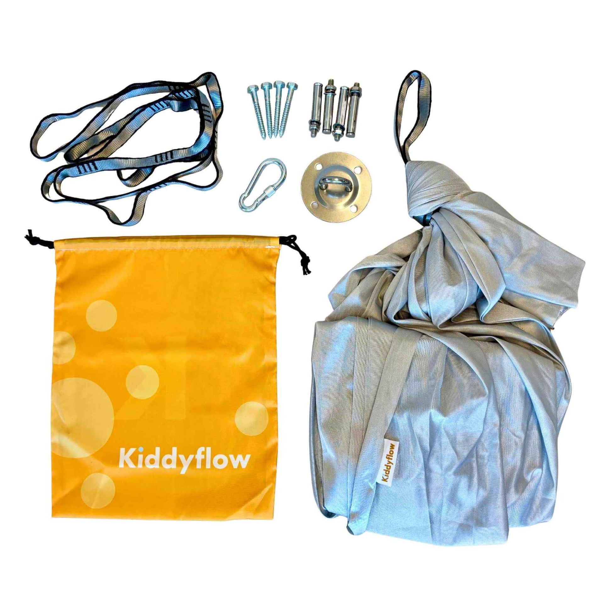 Graue Kiddyflow Therapieschaukel mit komplettem Lieferumfang: Befestigungsset, Karabiner, Verlängerungsgurt und gelbem Kiddyflow-Aufbewahrungsbeutel.