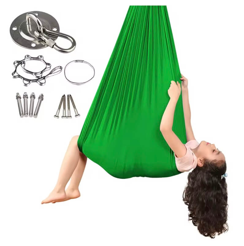 Kind liegt in einer grünen Therapieschaukel, daneben sind Befestigungszubehör wie Deckenhalterung, Karabiner und Schrauben abgebildet.