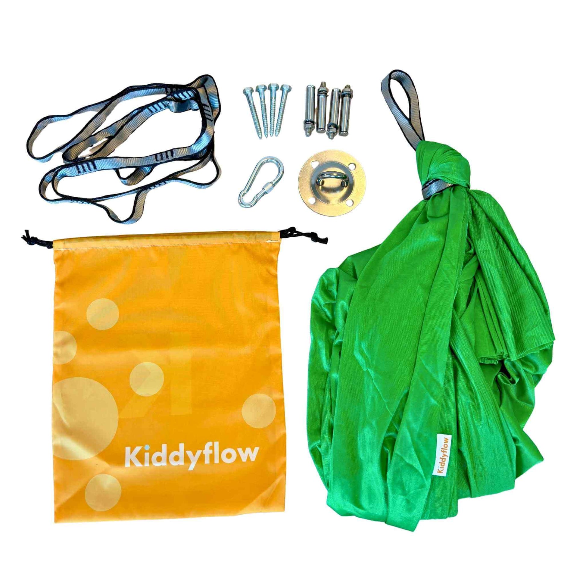 Grüne Kiddyflow Therapieschaukel mit komplettem Lieferumfang: Befestigungsset, Karabiner, Verlängerungsgurt und gelbem Kiddyflow-Aufbewahrungsbeutel.