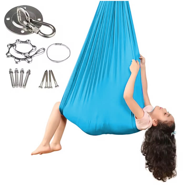 Kind liegt in einer hellblauen Therapieschaukel, daneben sind Befestigungszubehör wie Deckenhalterung, Karabiner und Schrauben abgebildet.