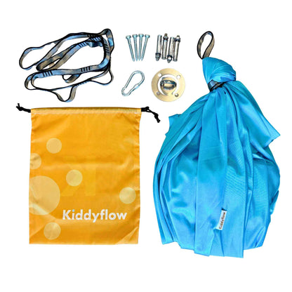 Hellblaue Kiddyflow Therapieschaukel mit komplettem Lieferumfang: Befestigungsset, Karabiner, Verlängerungsgurt und gelbem Kiddyflow-Aufbewahrungsbeutel.