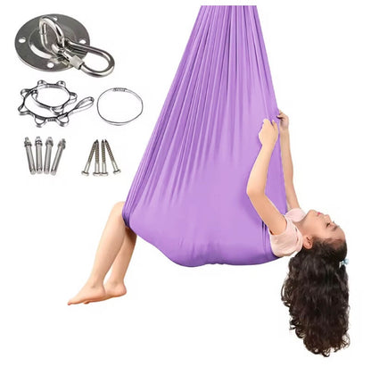 Kind liegt in einer lila Therapieschaukel, daneben sind Befestigungszubehör wie Deckenhalterung, Karabiner und Schrauben abgebildet.