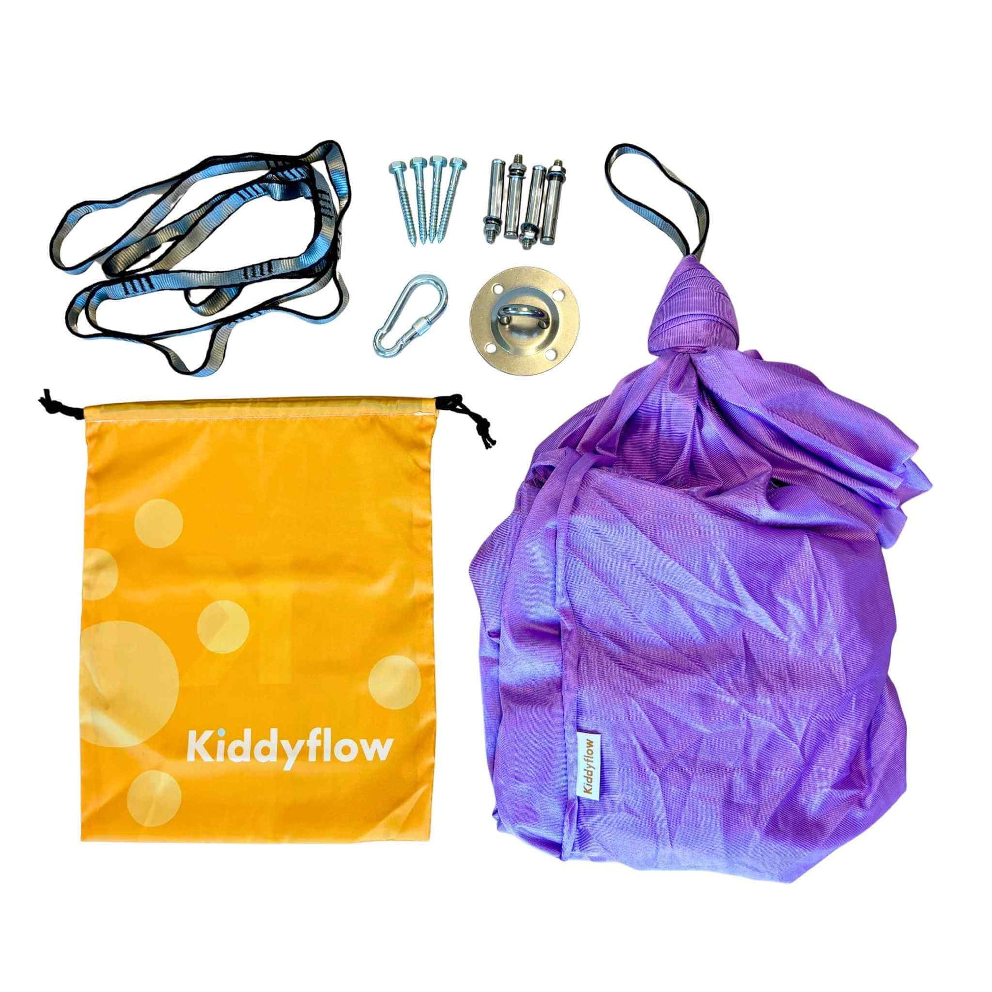 Lila Kiddyflow Therapieschaukel mit komplettem Lieferumfang: Befestigungsset, Karabiner, Verlängerungsgurt und gelbem Kiddyflow-Aufbewahrungsbeutel.