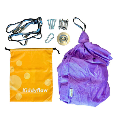 Lila Kiddyflow Therapieschaukel mit komplettem Lieferumfang: Befestigungsset, Karabiner, Verlängerungsgurt und gelbem Kiddyflow-Aufbewahrungsbeutel.