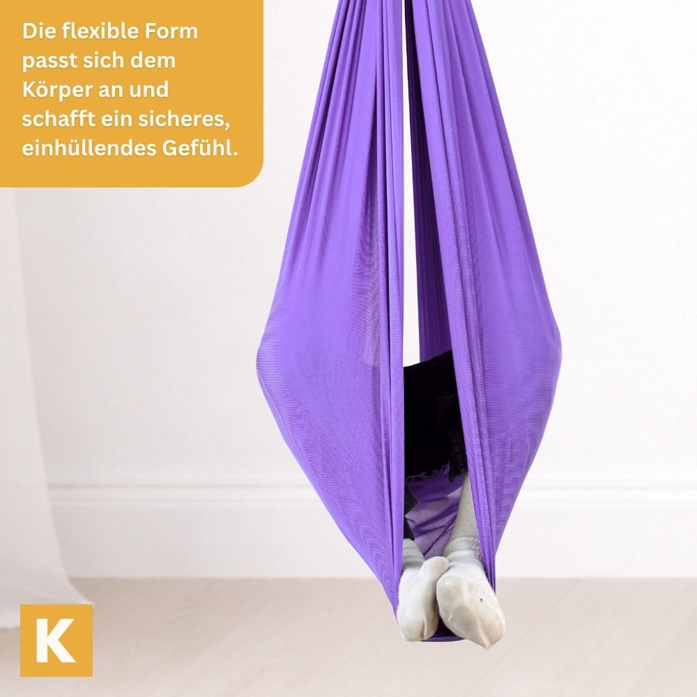 Kind geborgen in einem blauen Schaukeltuch von Kiddyflow im Innenbereich