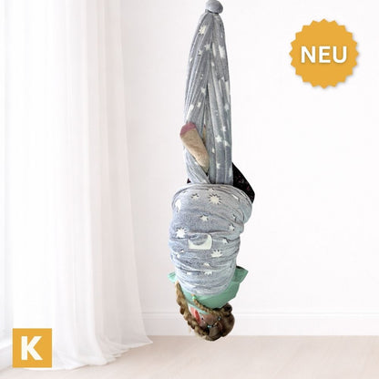 Kind kopfüber in der Glow Schaukel Grey Star von Kiddyflow im Innenbereich