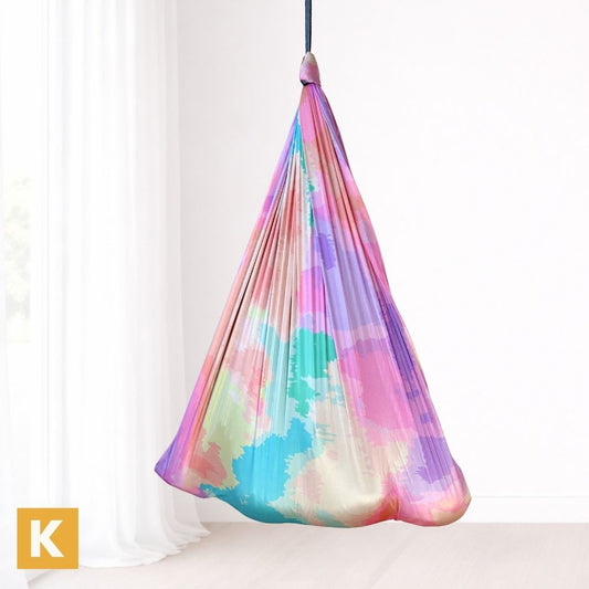 Hängende Therapieschaukel 2.0 Rainbow Grey von Kiddyflow mit mehrfarbigem Stoffdesign