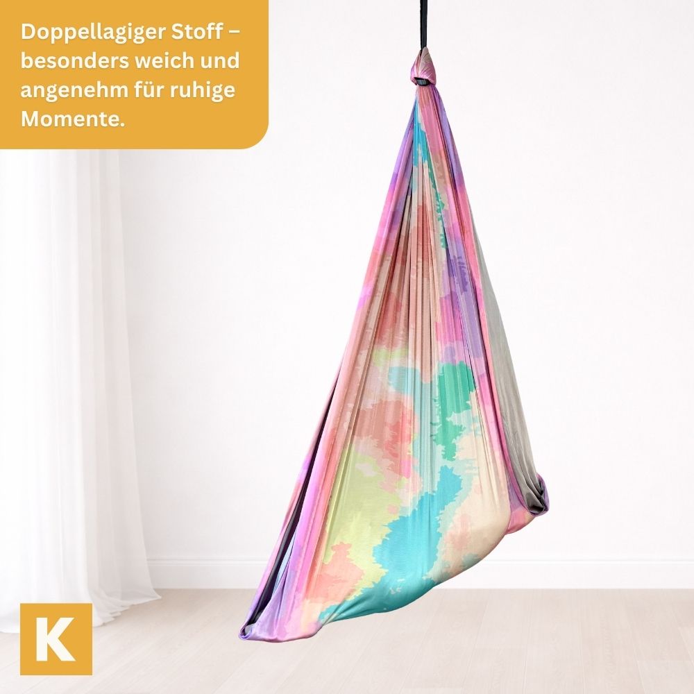 Flow Therapieschaukel 2.0 Rainbow Grey von Kiddyflow hängend im Innenbereich